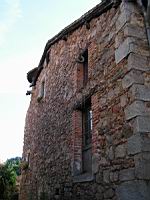 Crozet (Loire) - Mur et gargouilles